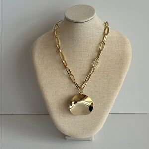 Curved Metal Pendant Collar - Timeless Elegance